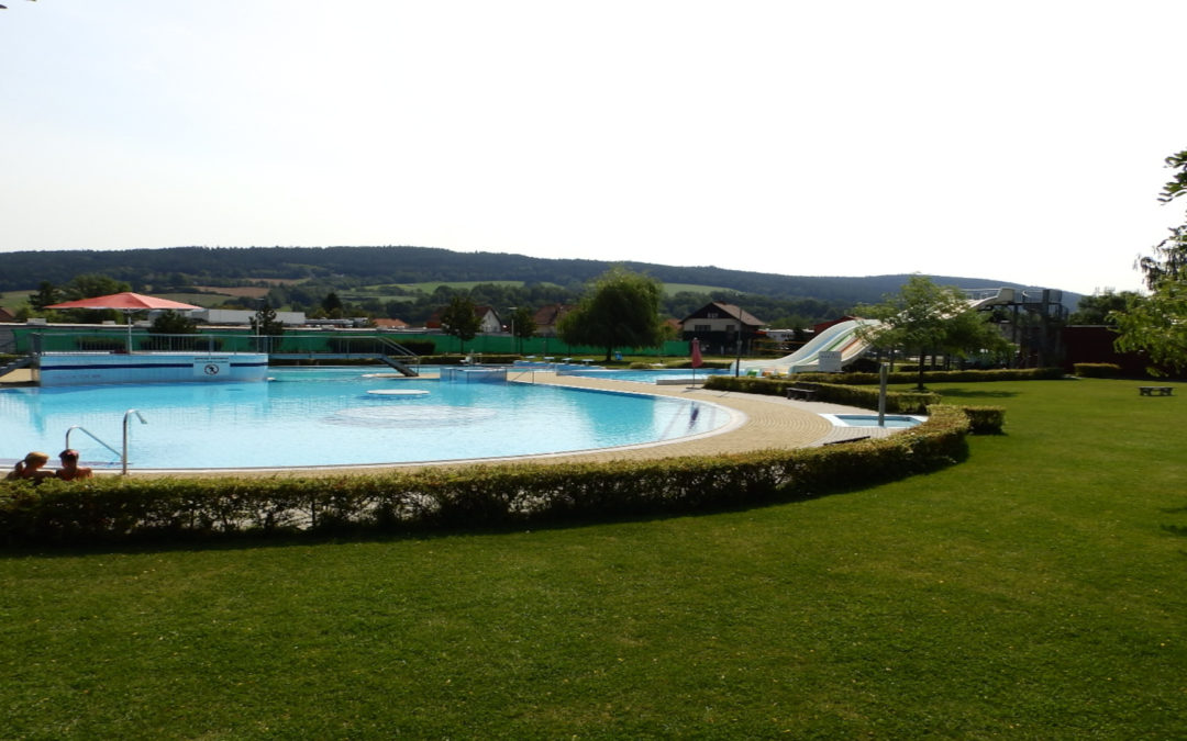 Sportovní zařízení v Prachaticích otevře v červnu souběžně Hulák i krytý bazén